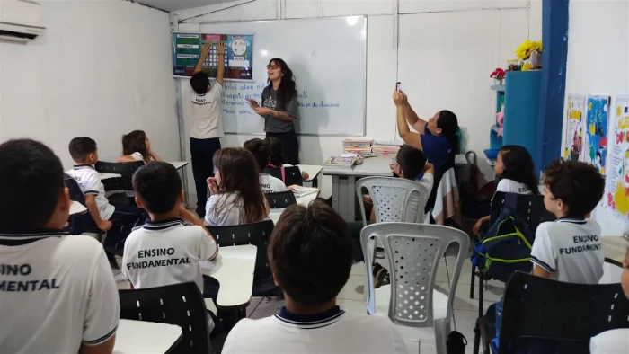 Ambiente de sala de aula com alunos do Ensino Fundamental acomodados em suas carteiras